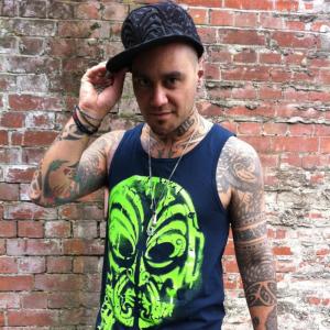 ดาวน์โหลดและฟังเพลง Summertime พร้อมเนื้อเพลงจาก Tiki Taane