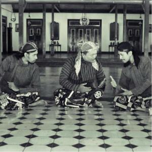 收听Matahari Jingga的Kalatidha歌词歌曲