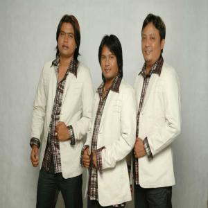 Dengarkan lagu Nusa Kambangan nyanyian Century Trio dengan lirik