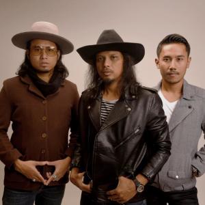 Listen to Sweet Looking Woman song with lyrics from Gugun Blues Shelter