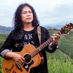 Listen to แสงไฟในเศษฟืน song with lyrics from เสือ เทวฤทธิ์