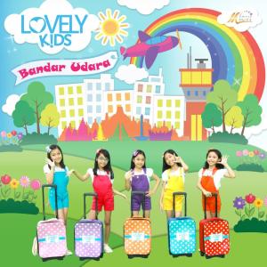 ดาวน์โหลดและฟังเพลง Mengantri Dengan Happy พร้อมเนื้อเพลงจาก LOVELY KIDS