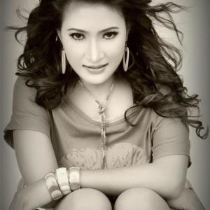 ดาวน์โหลดและฟังเพลง Ajare พร้อมเนื้อเพลงจาก Dewi Kirana