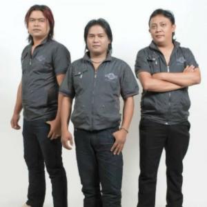 Dengarkan lagu Uju Di Ngolukon Ma Nian nyanyian Century Trio dengan lirik