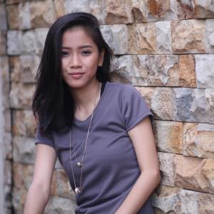 Dengarkan lagu Aku Dan Kekasih nyanyian Sandra dengan lirik