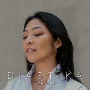 Dengarkan lagu Dreamer (Live In Bandung) nyanyian Diastika dengan lirik
