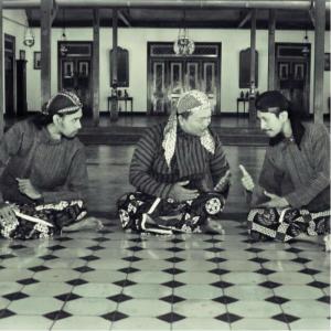 收聽Matahari Jingga的Kalatidha歌詞歌曲