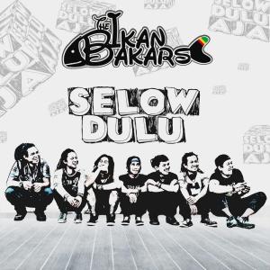收听The Ikan Bakars的Biru歌词歌曲