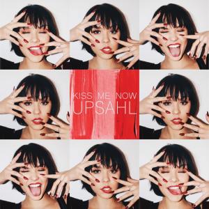 ดาวน์โหลดและฟังเพลง Kiss Me Now พร้อมเนื้อเพลงจาก Upsahl