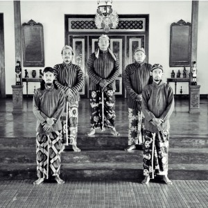Listen to Suluk Kanjeng Sunan (Suluk Linglung Sunan Kalijogo) song with lyrics from Matahari Jingga