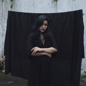ดาวน์โหลดและฟังเพลง Stranger พร้อมเนื้อเพลงจาก Ocsila