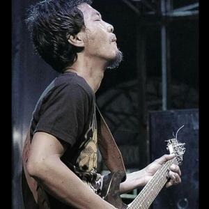 ดาวน์โหลดและฟังเพลง Tapapitu พร้อมเนื้อเพลงจาก Yudi Emprit