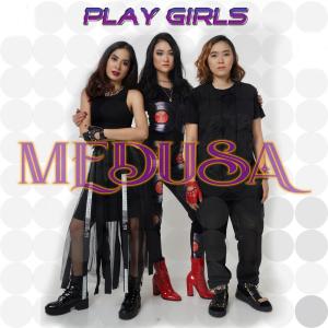 Dengarkan lagu Medusa nyanyian Play Girls dengan lirik