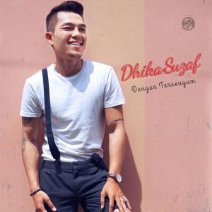 收听Dhika Suzaf的Dengan Tersenyum歌词歌曲