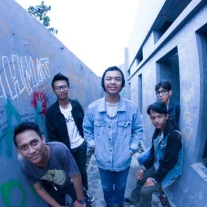 Dengarkan Mimpi lagu dari COFFEE N BREAK dengan lirik