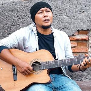 ดาวน์โหลดและฟังเพลง Ibu พร้อมเนื้อเพลงจาก Eko Sukarno