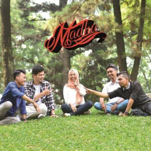 Dengarkan Jika Cinta Indonesia lagu dari Madha dengan lirik