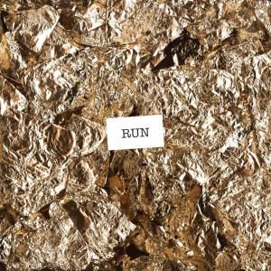 ดาวน์โหลดและฟังเพลง Run พร้อมเนื้อเพลงจาก The Erised
