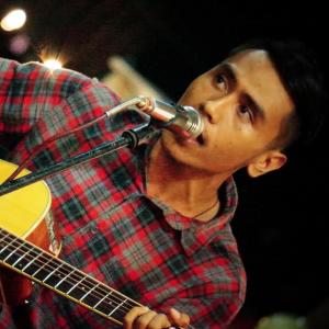 Dengarkan lagu Jadi Yang Terbaik nyanyian Solis dengan lirik