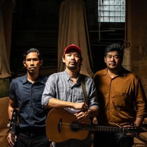 Brown Flying ดาวน์โหลดและฟังเพลงฮิตจาก Brown Flying