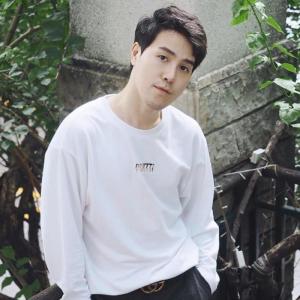 Poom Poomsith ดาวน์โหลดและฟังเพลงฮิตจาก Poom Poomsith