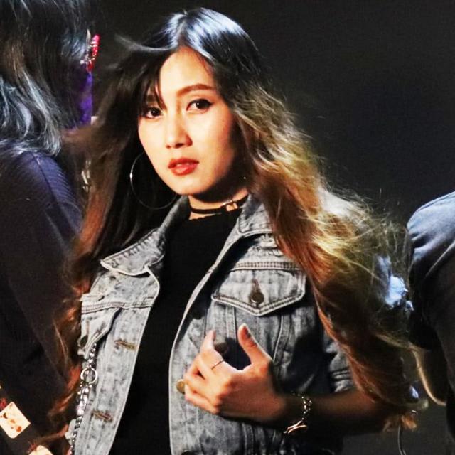 หญิงหล่า นาดี