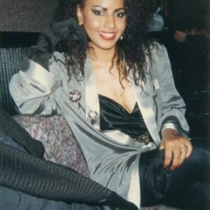 Erica Guerin ดาวน์โหลดและฟังเพลงฮิตจาก Erica Guerin