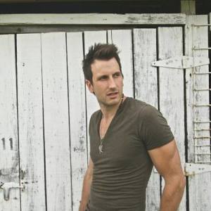 Russell Dickerson ดาวน์โหลดและฟังเพลงฮิตจาก Russell Dickerson