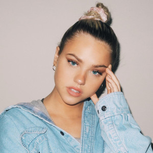 Emilee ดาวน์โหลดและฟังเพลงฮิตจาก Emilee