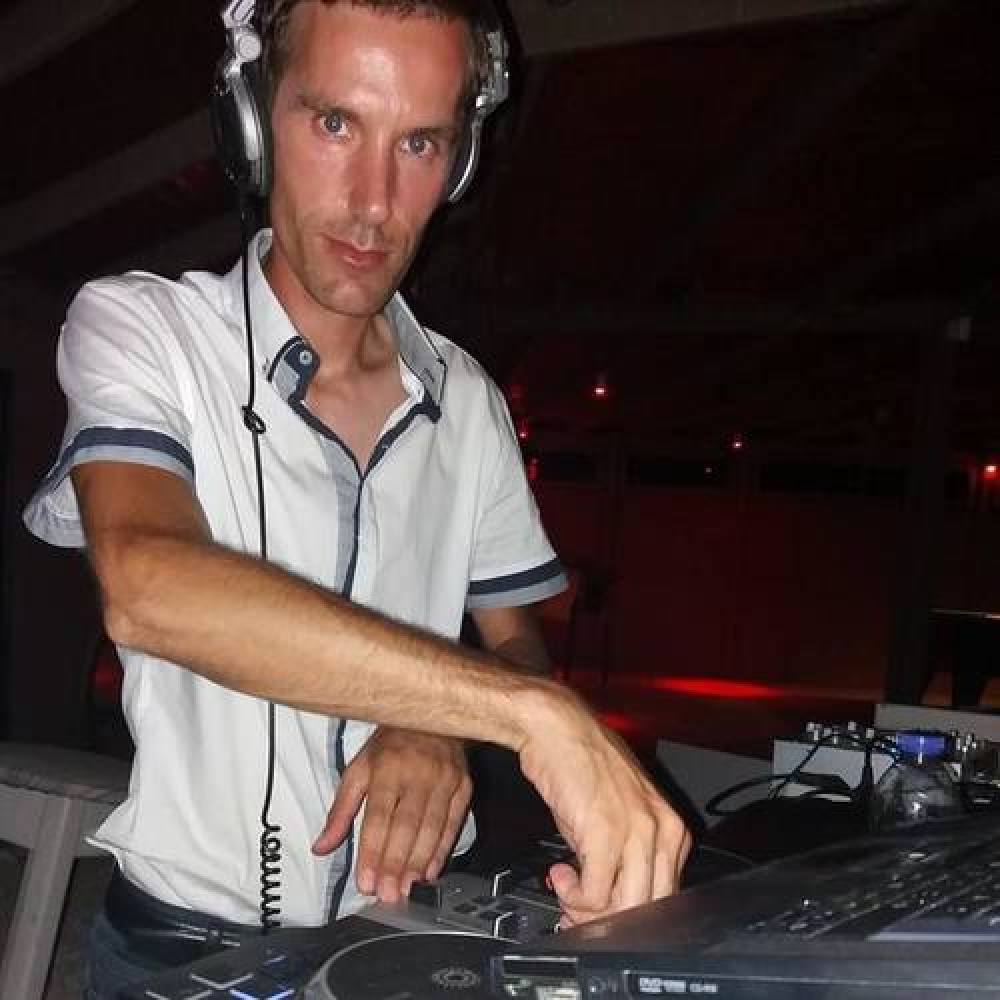 Hyperbass DJ