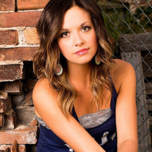 Carly Pearce ดาวน์โหลดและฟังเพลงฮิตจาก Carly Pearce