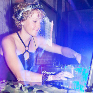 Lady Bass ดาวน์โหลดและฟังเพลงฮิตจาก Lady Bass