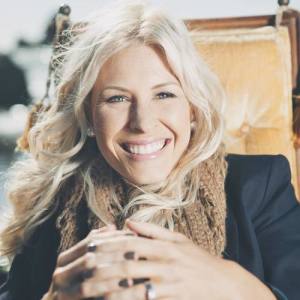 Jenn Johnson ดาวน์โหลดและฟังเพลงฮิตจาก Jenn Johnson