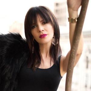 Julia Vari ดาวน์โหลดและฟังเพลงฮิตจาก Julia Vari