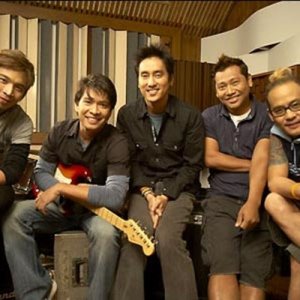 พลพรรครักเอย ดาวน์โหลดและฟังเพลงฮิตจาก พลพรรครักเอย