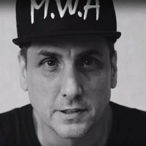 Mike Dean ดาวน์โหลดและฟังเพลงฮิตจาก Mike Dean