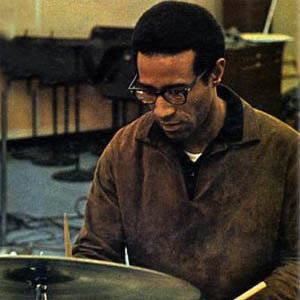 Max Roach ดาวน์โหลดและฟังเพลงฮิตจาก Max Roach