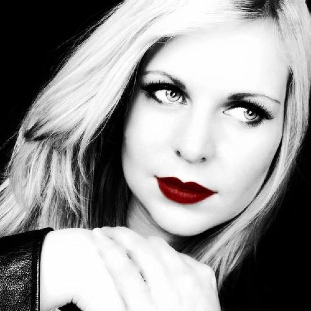 Martine Bond