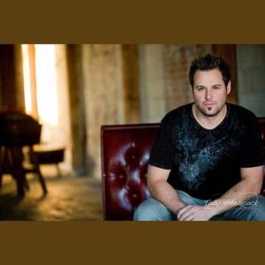Toby Hitchcock ดาวน์โหลดและฟังเพลงฮิตจาก Toby Hitchcock
