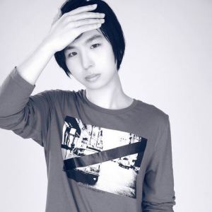 岳章 ดาวน์โหลดและฟังเพลงฮิตจาก 岳章