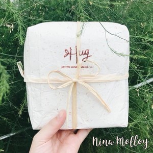 ดาวน์โหลดและฟังเพลง Hug (กอดกันหรือยัง) พร้อมเนื้อเพลงจาก Nina Molloy