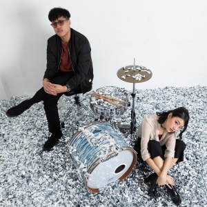 ดาวน์โหลดและฟังเพลง Shelter พร้อมเนื้อเพลงจาก WNRDA